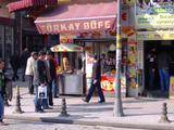 obycajny stanok s kebabom akych su tony na kazdom rohu, konkretne na divan yolu co je jedna z hlavnych ulic s kvantom obchodov
